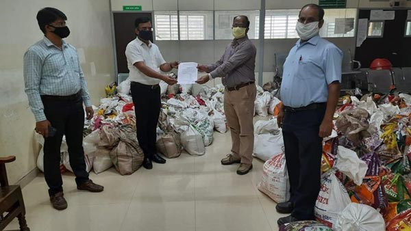 Piaggio Donates Ration Kits To Auto Rickshaw Drivers: पियाजियो ने ऑटो ड्राइवरों को बांटे राशन किट