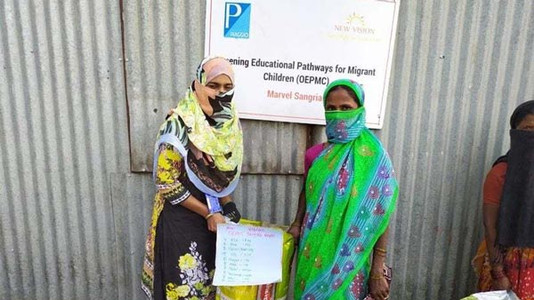 Piaggio Donates Ration Kits To Auto Rickshaw Drivers: पियाजियो ने ऑटो ड्राइवरों को बांटे राशन किट