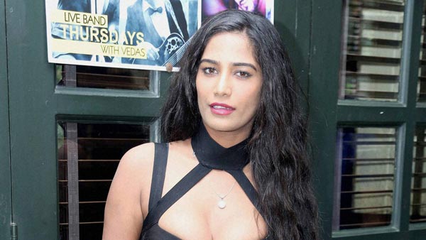 Poonam Pandey Violates Lockdown: पूनम पांडे ने कोविड-19 लॉकडाउन तोड़ा, बीएमडब्ल्यू में बेवजह कर रही थी सफर