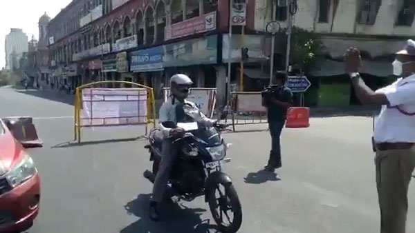 बच्ची का बर्थडे मनाने केक लेकर आई यूपी पुलिस, देखें वायरल वीडियो