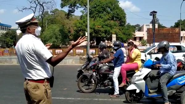 बच्ची का बर्थडे मनाने केक लेकर आई यूपी पुलिस, देखें वायरल वीडियो