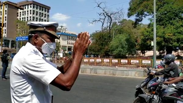 बच्ची का बर्थडे मनाने केक लेकर आई यूपी पुलिस, देखें वायरल वीडियो