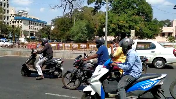 बच्ची का बर्थडे मनाने केक लेकर आई यूपी पुलिस, देखें वायरल वीडियो