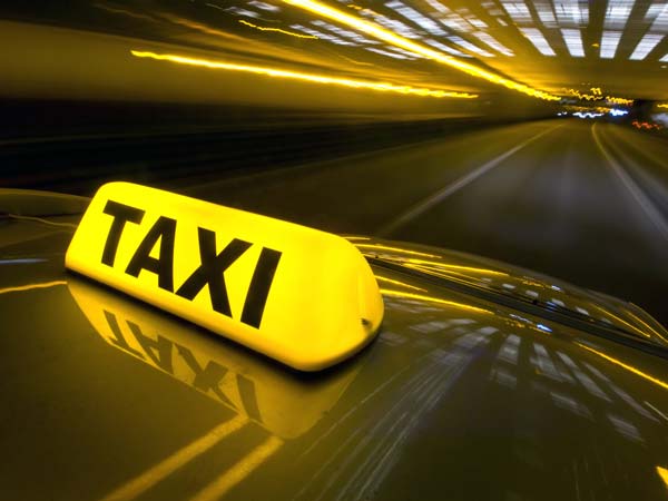 Taxi Driver Becomes Mask Seller: लॉकडाउन टैक्सी ड्राइवर मास्क बेचने लगा जानकारी