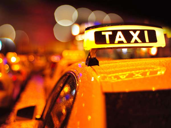 Taxi Driver Becomes Mask Seller: लॉकडाउन टैक्सी ड्राइवर मास्क बेचने लगा जानकारी