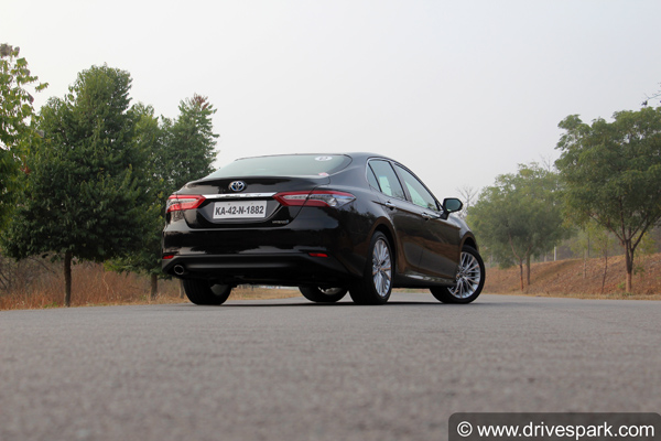 2020 Toyota Camry BS6 Price Revealed: टोयोटा ने बीएस6 कैमरी की कीमत का किया खुलासा