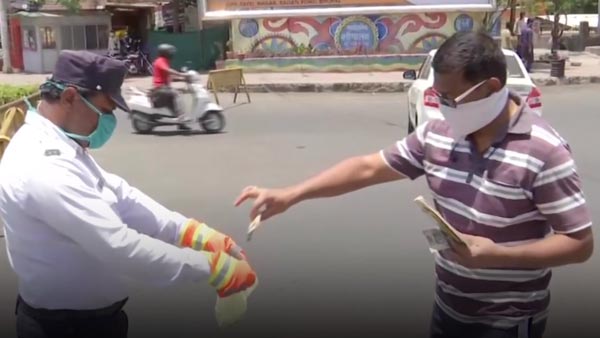 MP Traffic Police Sanitise Currency Notes: एमपी ट्रैफिक पुलिस ने चालान के नोटों को किया सेनेटाइज
