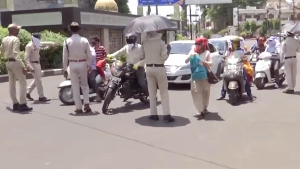 MP Traffic Police Sanitise Currency Notes: एमपी ट्रैफिक पुलिस ने चालान के नोटों को किया सेनेटाइज