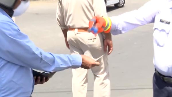 MP Traffic Police Sanitise Currency Notes: एमपी ट्रैफिक पुलिस ने चालान के नोटों को किया सेनेटाइज