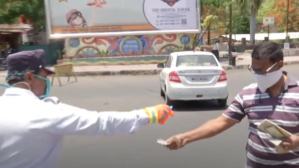 MP Traffic Police Sanitise Currency Notes: एमपी ट्रैफिक पुलिस ने चालान के नोटों को किया सेनेटाइज