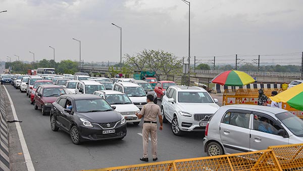 लॉकडाउन के दौरान एमएलए का नकली स्टीकर कार पर लगाकर घूम रहा था युवक, पुलिस ने पकड़ा