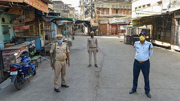 बच्ची का बर्थडे मनाने केक लेकर आई यूपी पुलिस, देखें वायरल वीडियो