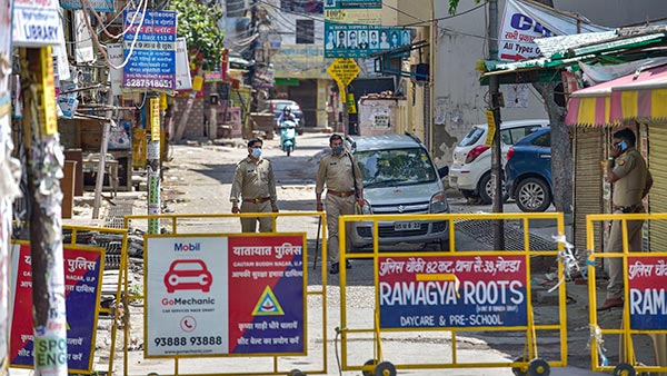 बच्ची का बर्थडे मनाने केक लेकर आई यूपी पुलिस, देखें वायरल वीडियो