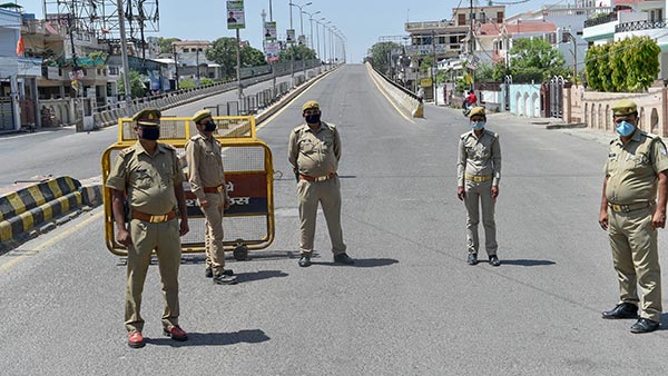 बच्ची का बर्थडे मनाने केक लेकर आई यूपी पुलिस, देखें वायरल वीडियो