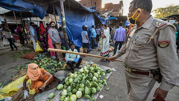 बच्ची का बर्थडे मनाने केक लेकर आई यूपी पुलिस, देखें वायरल वीडियो