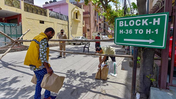 बच्ची का बर्थडे मनाने केक लेकर आई यूपी पुलिस, देखें वायरल वीडियो