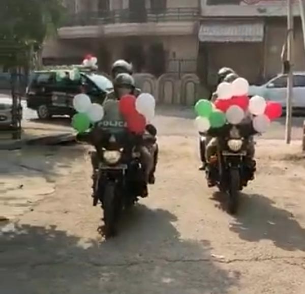 बच्ची का बर्थडे मनाने केक लेकर आई यूपी पुलिस, देखें वायरल वीडियो