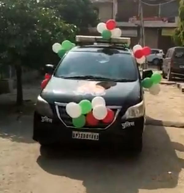 बच्ची का बर्थडे मनाने केक लेकर आई यूपी पुलिस, देखें वायरल वीडियो