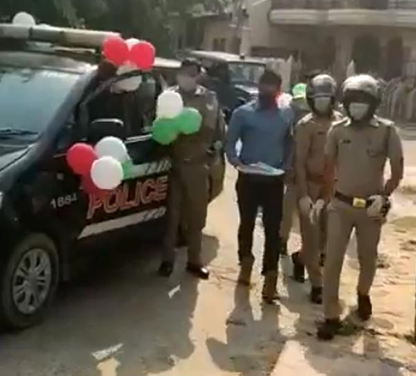 बच्ची का बर्थडे मनाने केक लेकर आई यूपी पुलिस, देखें वायरल वीडियो