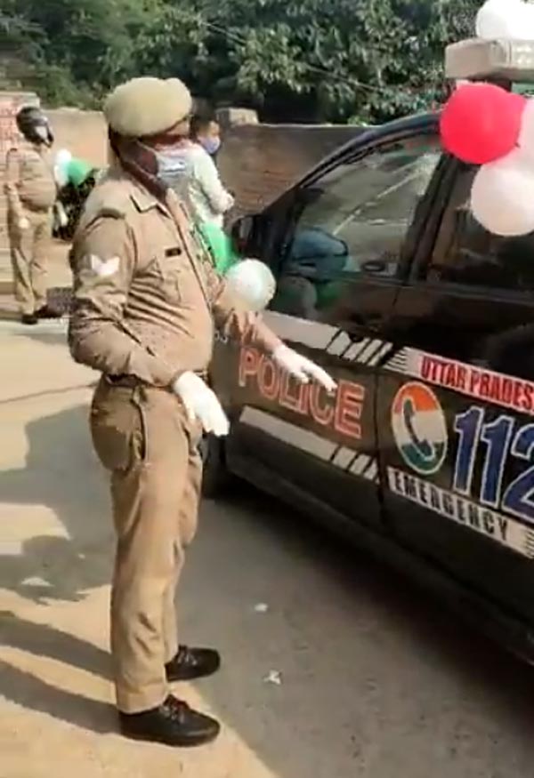 बच्ची का बर्थडे मनाने केक लेकर आई यूपी पुलिस, देखें वायरल वीडियो