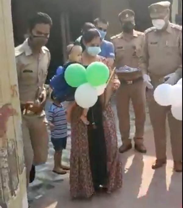 बच्ची का बर्थडे मनाने केक लेकर आई यूपी पुलिस, देखें वायरल वीडियो