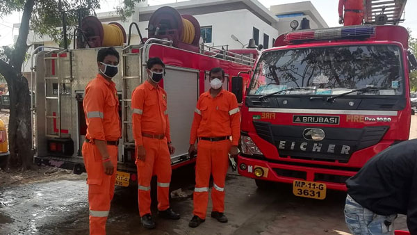 कोरोना लॉकडाउन: वोल्वो-आयशर ने बांटे मेडिकल किट और फूड पैकेट, बसों को कर रही है सैनिटाइज