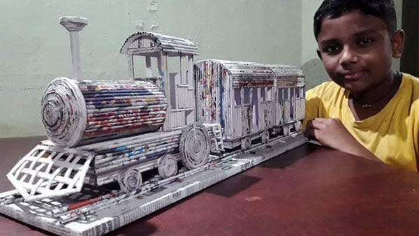 Kid Builds Train Model From Newspaper: छोटे से बच्चे ने पेपर से बनाया ट्रेन मॉडल, दिखती है बिल्कुल असली जैसे