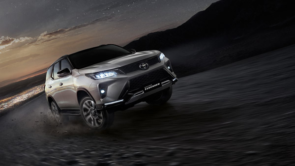 2021 Toyota Fortuner Facelift Unveiled: टोयोटा फॉर्च्यूनर फेसलिफ्ट पेश इंजन फीचर्स जानकारी