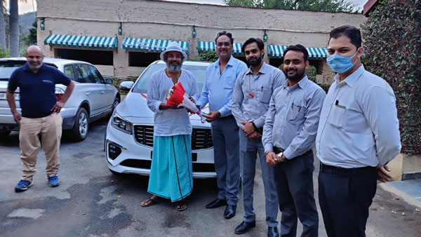 Ajay Jadeja Buys New Kia Carnival: अजय जडेजा पहली लग्जरी कार किया कार्निवल जानकारी