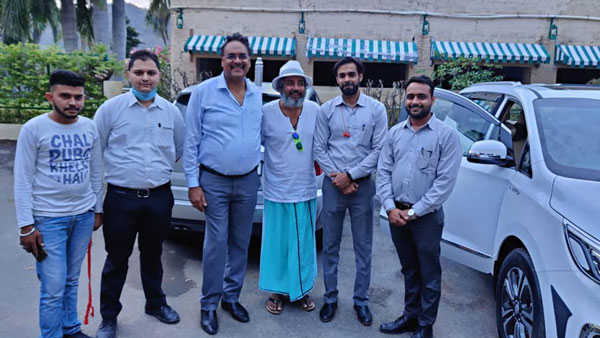 Ajay Jadeja Buys New Kia Carnival: अजय जडेजा पहली लग्जरी कार किया कार्निवल जानकारी