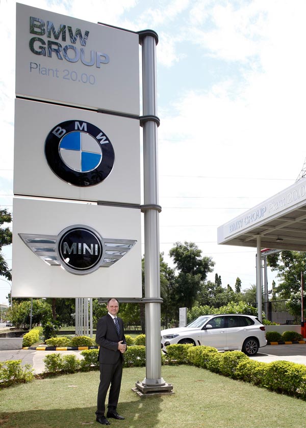 BMW India Introduced New Brand Logo: बीएमडब्ल्यू इंडिया ने नए लोगो का किया खुलासा, देखें तस्वीरें