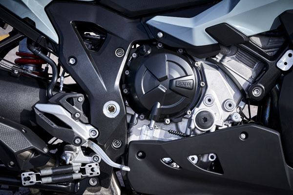 Upcoming BMW S 1000 XR Teased: बीएमडब्ल्यू एस 1000 एक्सआर की टीजर इमेज जारी, जल्द होगी लॉन्च
