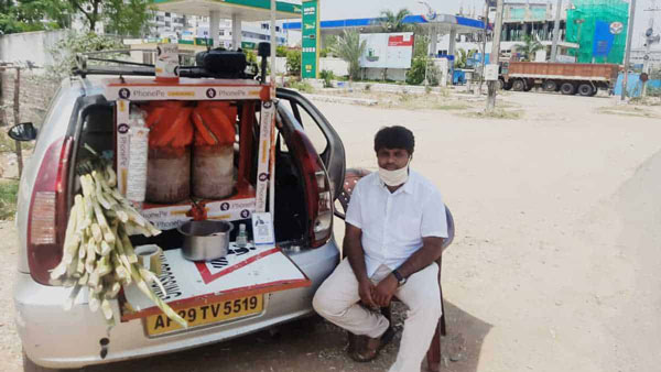 Cab Drivers In Hyderabad Turn Fruit Sellers: आमदनी के लिए टैक्सी चालक फल बेचने को मजबूर