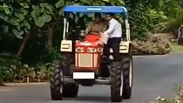 MS Dhoni Seen Riding A Tractor: एमएस धोनी ने खरीद ली नई ट्रैक्टर, ले रहे है इसका मजा
