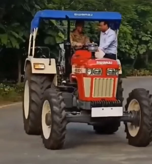MS Dhoni Seen Riding A Tractor: एमएस धोनी ने खरीद ली नई ट्रैक्टर, ले रहे है इसका मजा