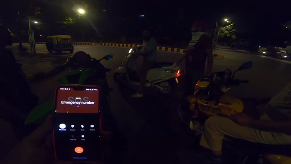 Scooty Rider Challenges Super Bike For A Race: स्कूटी चालक ने सुपरबाइक चालकों को दी रेस के लिए चुनौती