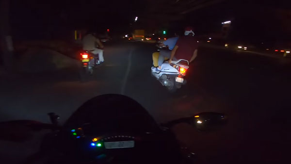 Scooty Rider Challenges Super Bike For A Race: स्कूटी चालक ने सुपरबाइक चालकों को दी रेस के लिए चुनौती