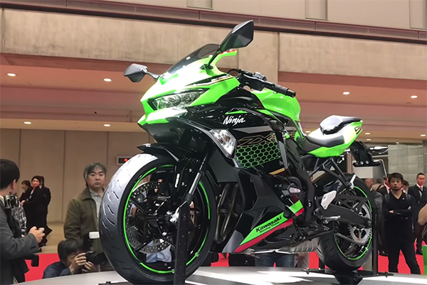 Kawasaki ZX 25R Specs Revealed: कावासाकी निंजा जेडएक्स-25आर की पॉवर फिगर का खुलासा