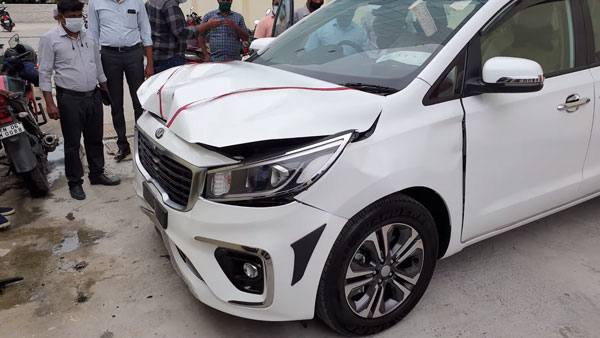 New Kia Carnival Crashed In To Wall: डिलीवरी लेते ही दीवार से टकराई नई किया कार्निवल, हुआ यह हाल