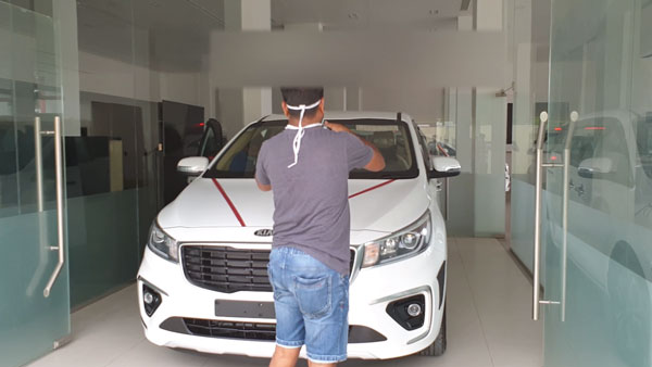 New Kia Carnival Crashed In To Wall: डिलीवरी लेते ही दीवार से टकराई नई किया कार्निवल, हुआ यह हाल