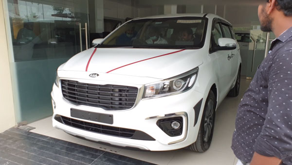New Kia Carnival Crashed In To Wall: डिलीवरी लेते ही दीवार से टकराई नई किया कार्निवल, हुआ यह हाल