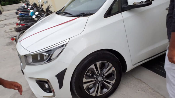 New Kia Carnival Crashed In To Wall: डिलीवरी लेते ही दीवार से टकराई नई किया कार्निवल, हुआ यह हाल