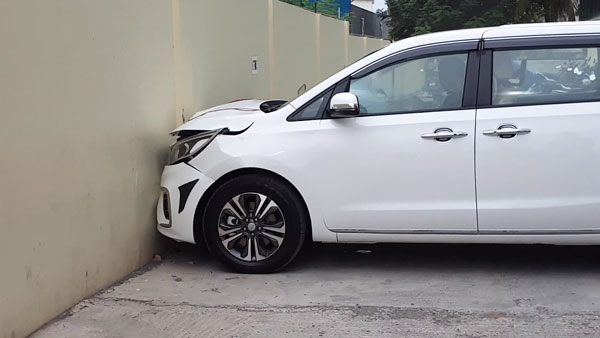 New Kia Carnival Crashed In To Wall: डिलीवरी लेते ही दीवार से टकराई नई किया कार्निवल, हुआ यह हाल
