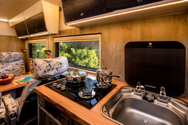 LuxeCamper Motorhome Unveiled: लक्सेकैंपर मोटरहोम वाहन भारत में पेश, मिलती हैं घर जैसी सुविधाएं