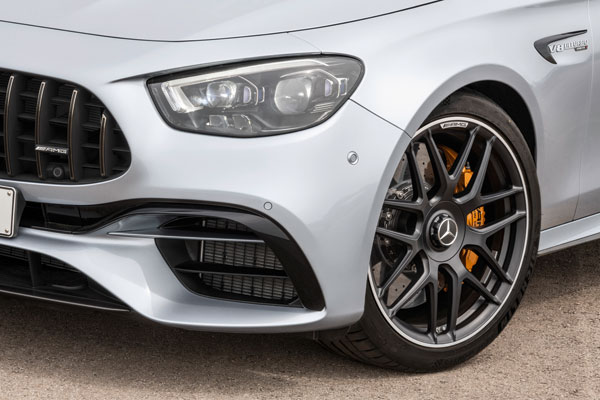 New Mercedes AMG E63 S Revealed: न्यू मर्सिडीज एएमजी ई63 एस हुई पेश, होगी परफॉर्मेंस सेडान