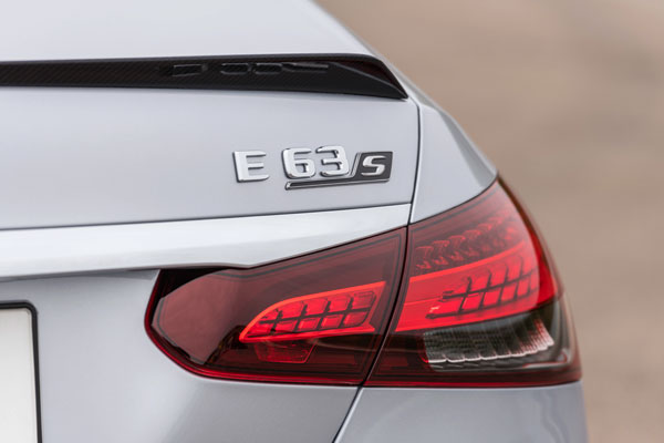 New Mercedes AMG E63 S Revealed: न्यू मर्सिडीज एएमजी ई63 एस हुई पेश, होगी परफॉर्मेंस सेडान