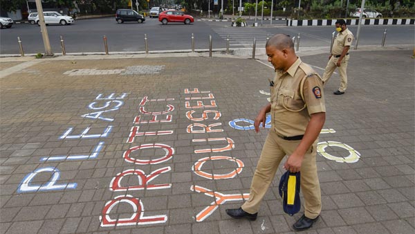 Mumbai Police Set Travel Restrictions: मुंबई में घर से 2 किलोमीटर से ज्यादा दूर जाना पड़ेगा मंहगा