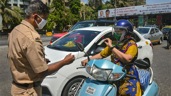Mumbai Police Set Travel Restrictions: मुंबई में घर से 2 किलोमीटर से ज्यादा दूर जाना पड़ेगा मंहगा