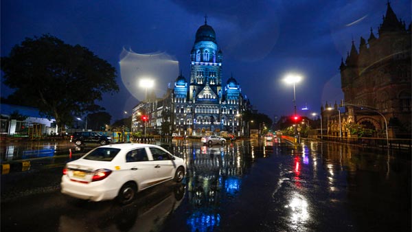 Mumbai Police Set Travel Restrictions: मुंबई में घर से 2 किलोमीटर से ज्यादा दूर जाना पड़ेगा मंहगा