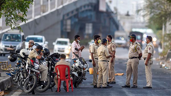 Mumbai Police Set Travel Restrictions: मुंबई में घर से 2 किलोमीटर से ज्यादा दूर जाना पड़ेगा मंहगा